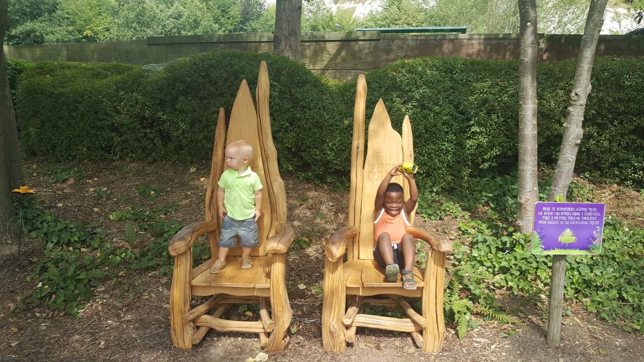 Children sitting on thrones